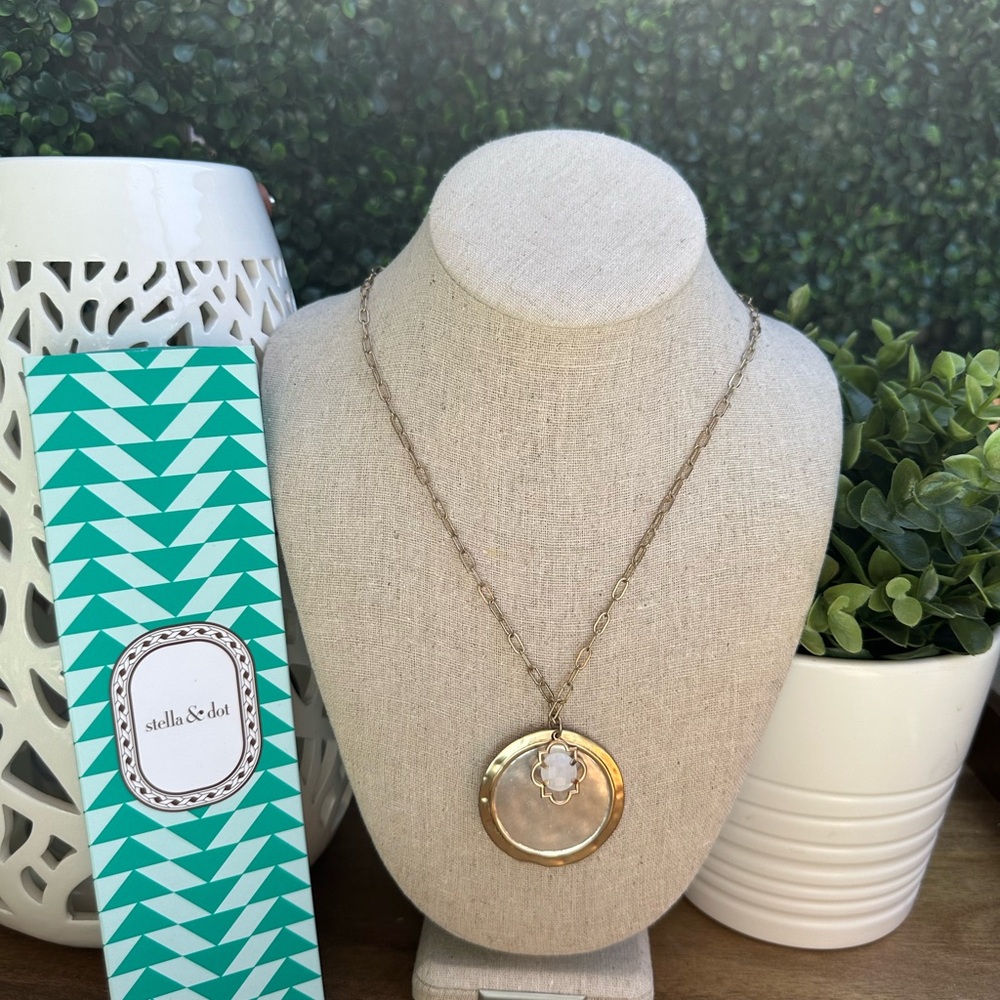 Stella & Dot Amala Pendant Necklace